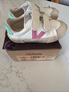 Victoria kids White Sneakers with Pink V and Mint Heel Tab